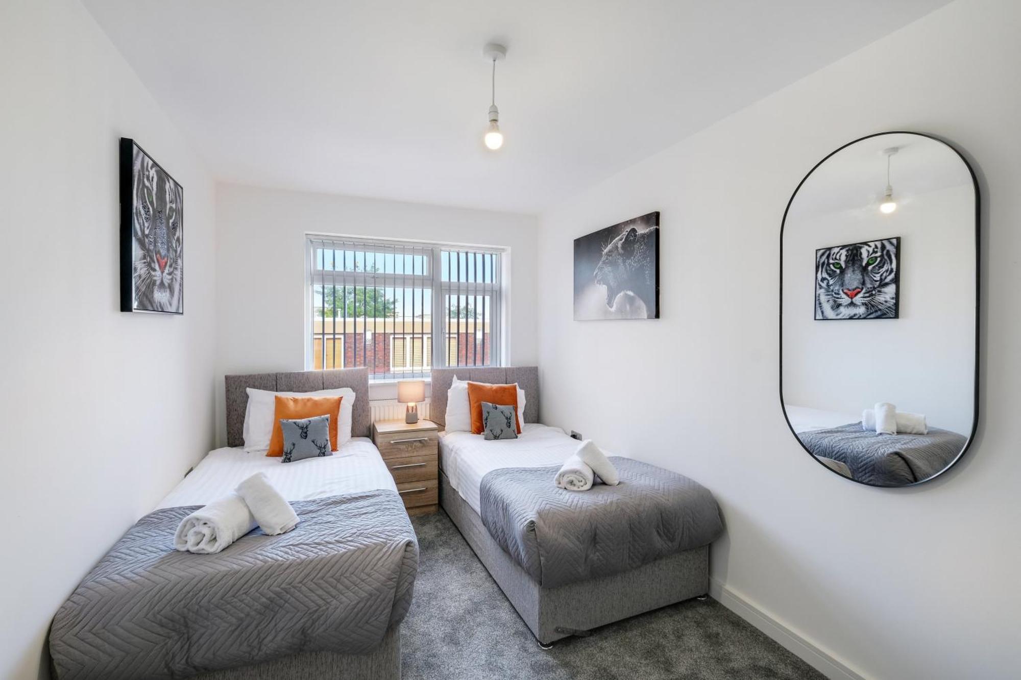 St Martins House Luxury 2 Bedroom Apartments Ruislip By 360Stays Exterior foto